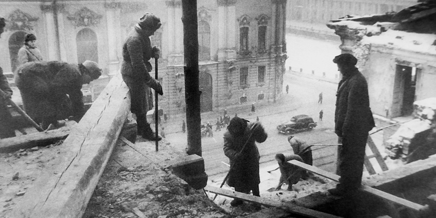  Ремонт крыши в Манежном переулке, 1942 год