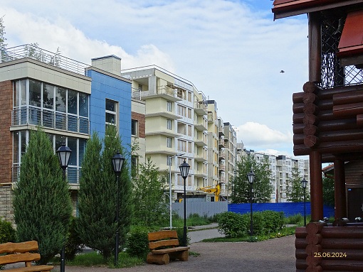 БФА в Озерках, вид со стороны церкви